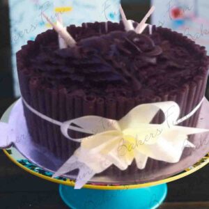 Dark Themed Cake With A Knot